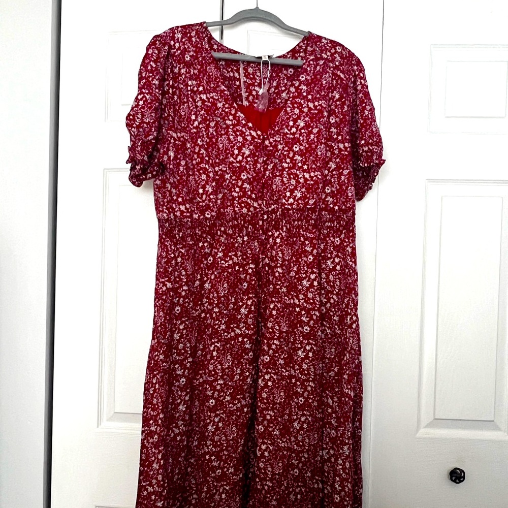 Midi length v-neck floral print dress.